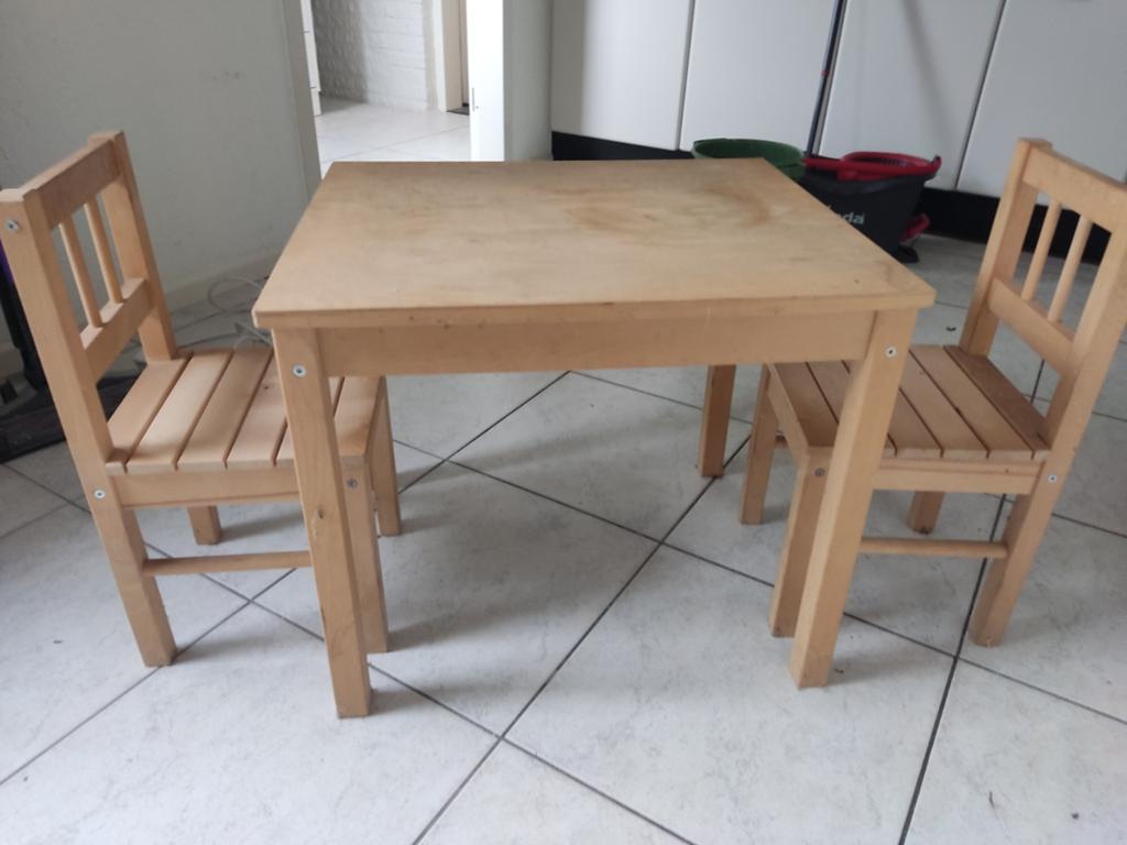 Houten kinder tafel met 2 stoelen, Kinderen en Baby's, Kinderkamer | Tafels en Stoelen, Ophalen, Gebruikt, Tafel(s) en Stoel(en)