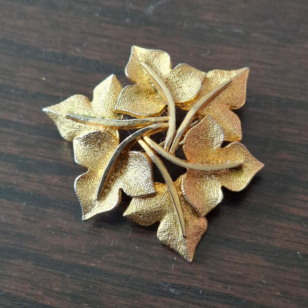 Goudkleurige broche in bladvorm, Overige materialen, 4 tot 7 cm, Ophalen of Verzenden, Zo goed als nieuw