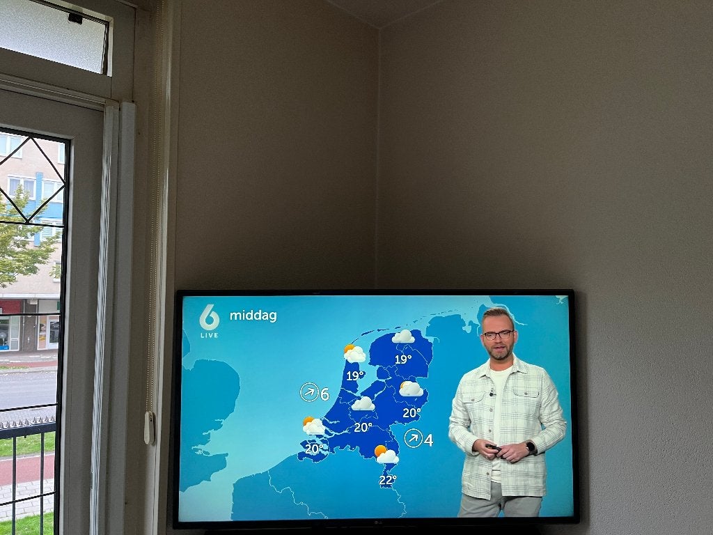 LG-TV 49UJ630V  49 inch Smart tv en een Soundbar