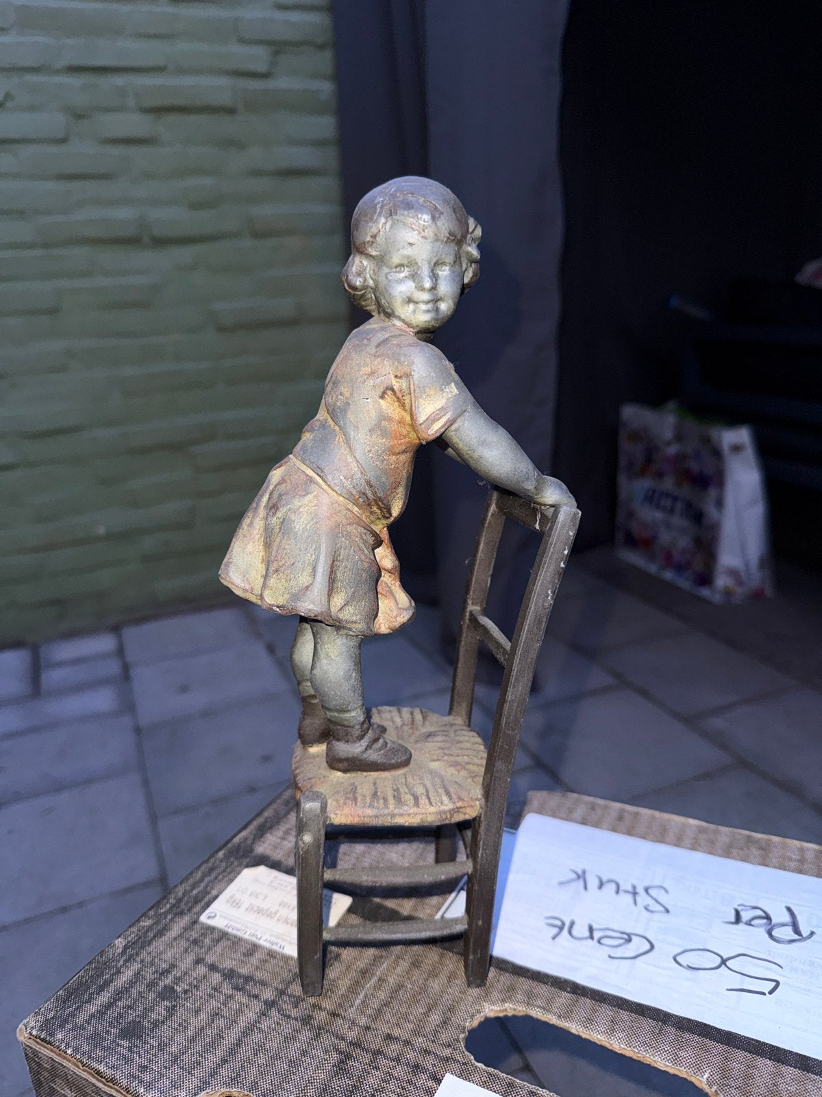 Vintage beeldje meisje op stoel, brons, Ophalen