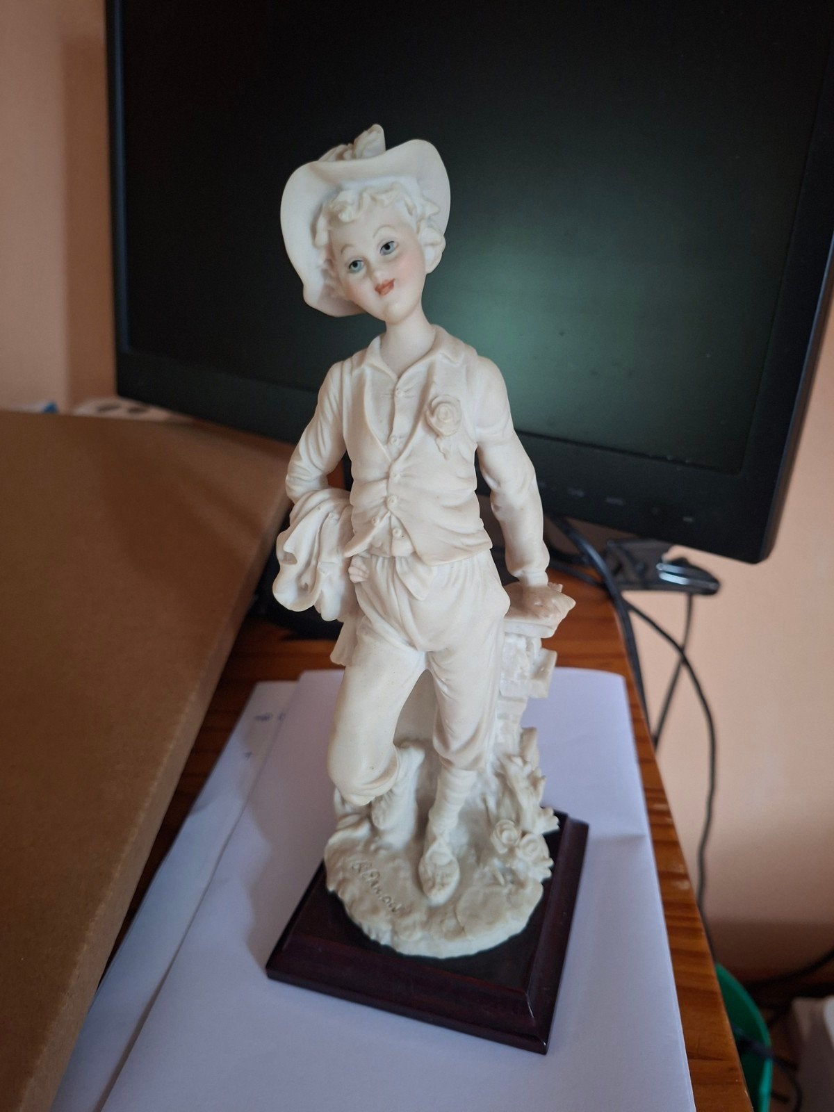 Capodimonte Beeldje Jongen met Hoed - Decoratief Figuur, Verzamelen, Beelden en Beeldjes, Ophalen of Verzenden, Zo goed als nieuw