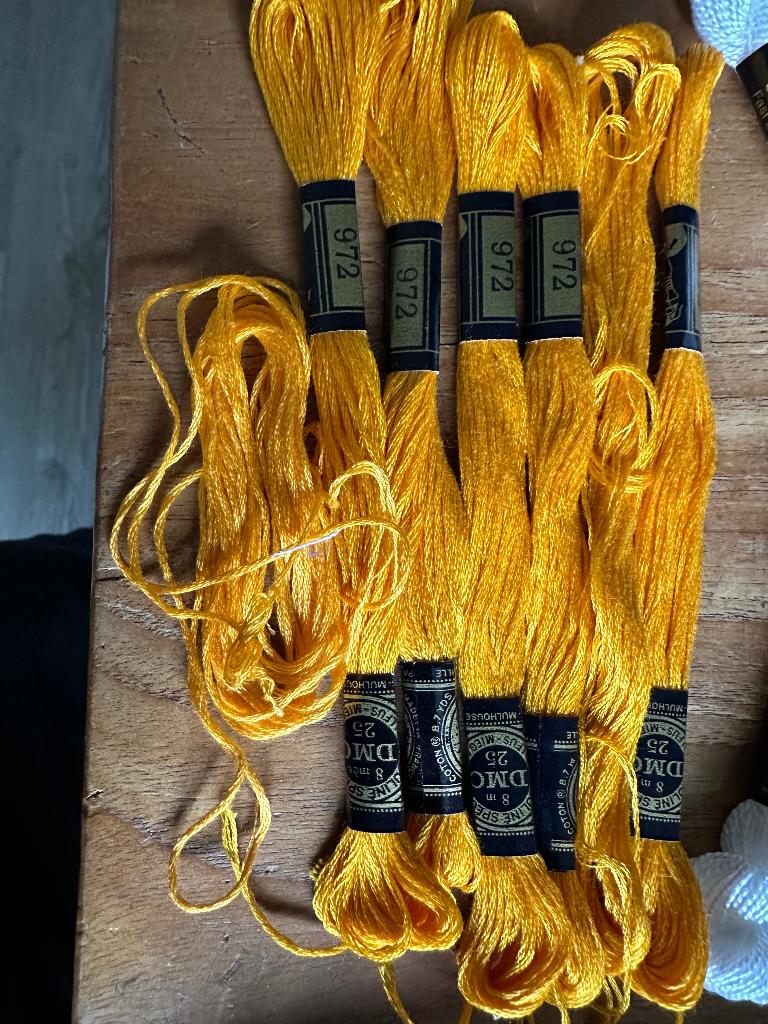 diverse kleuren sets met DMC garens 50 cent per streng, Hobby en Vrije tijd, Naaien en Fournituren, Ophalen, Zo goed als nieuw