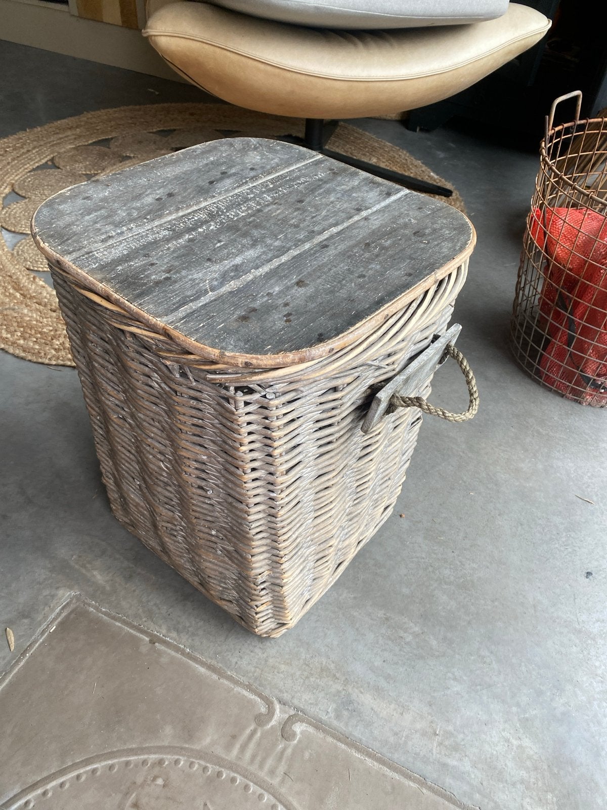 Rotan mand met houten deksel - Opbergmand, Huis en Inrichting, Woonaccessoires | Kisten, Ophalen, Overige materialen, Minder dan 50 cm