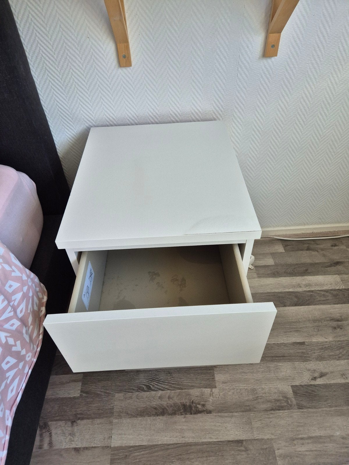 Wit nachtkastje met 2 lades, Ophalen, Gebruikt, 55 tot 70 cm, 45 tot 65 cm