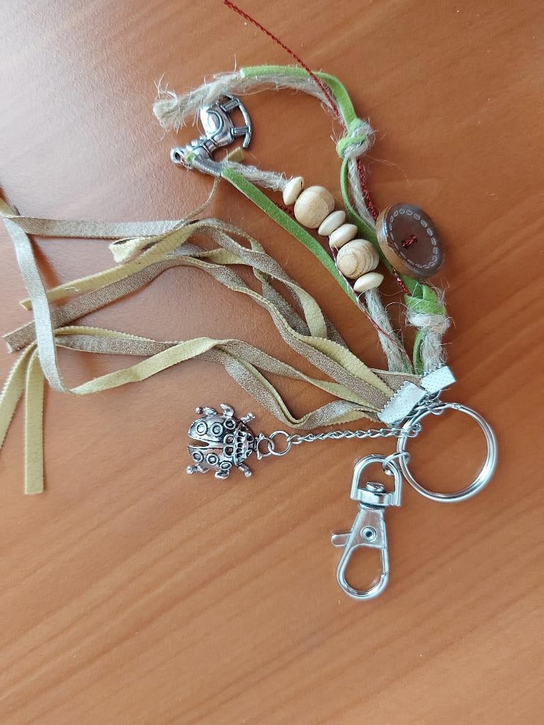 nieuwe sleutelhanger met o.a. groen, beige decoratie., Ophalen of Verzenden, Nieuw