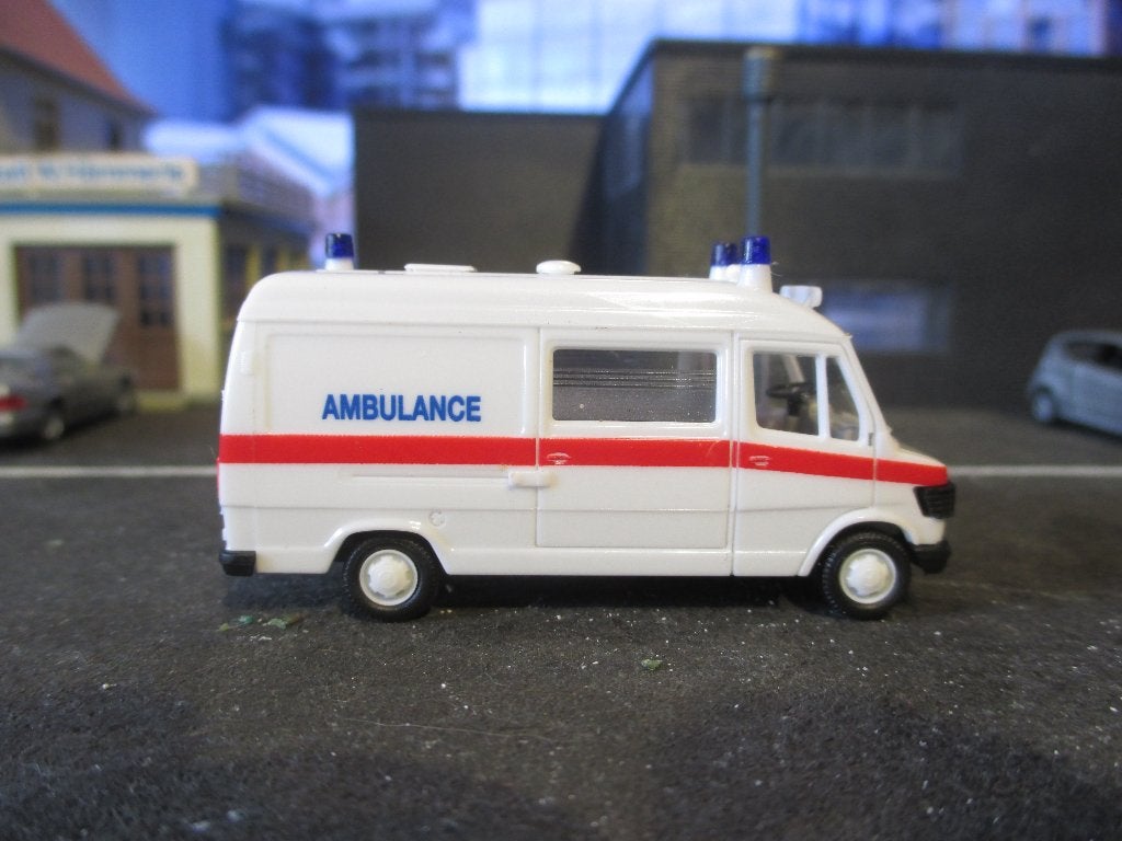 Mercedes Benz 207D Hochdach - Herpa AMBULANCE, Ophalen of Verzenden, Zo goed als nieuw, Bus of Vrachtwagen, Herpa
