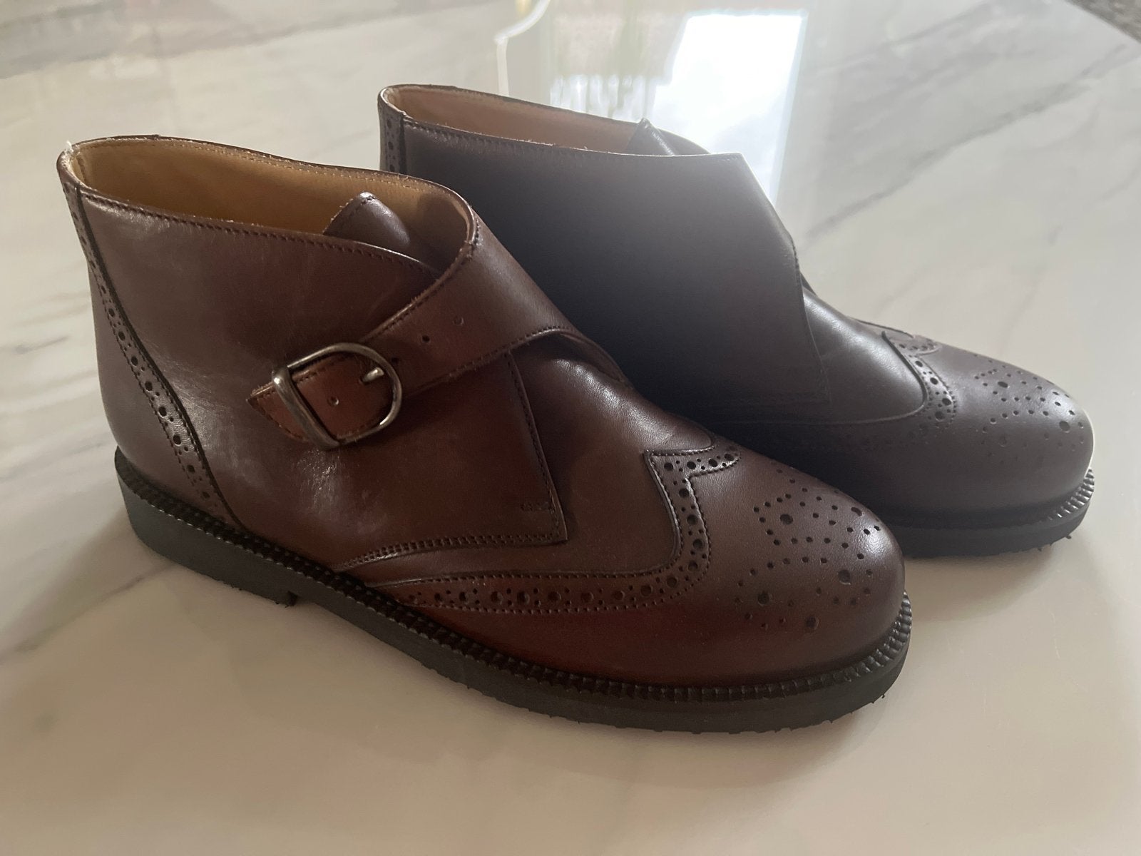 Bruine leren enkellaarzen met gesp en brogue details, Ophalen of Verzenden, Nieuw, Jongen, Schoenen