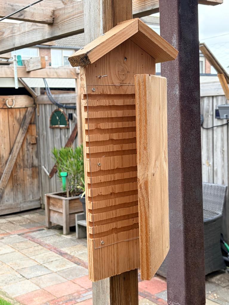 Houten Bijenhotel voor Solitaire Bijen, Ophalen of Verzenden, Zo goed als nieuw