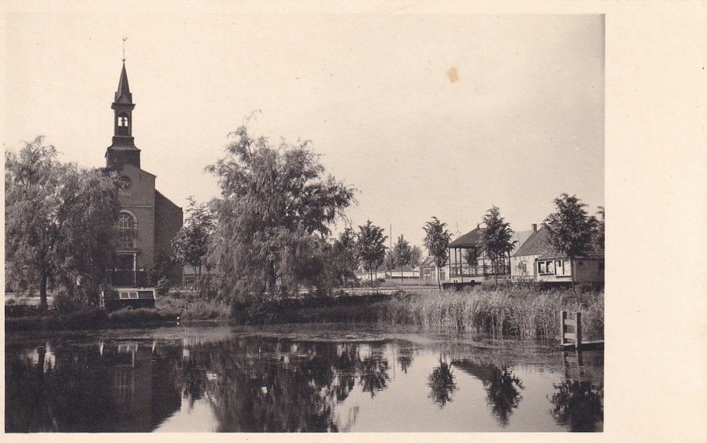 730B fotokaart Borssele Ned. Herv. kerk aan plas, muziektent, Verzamelen, Ansichtkaarten | Nederland, Ophalen of Verzenden, 1920 tot 1940