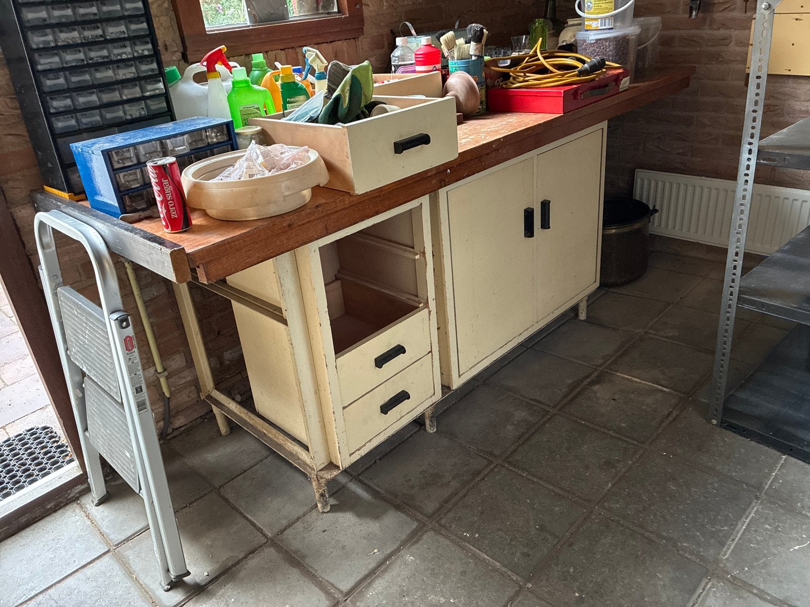 Werkbank 4 laden met ijzeren onderstel elektra aansluitingen, Antiek en Kunst, Ophalen