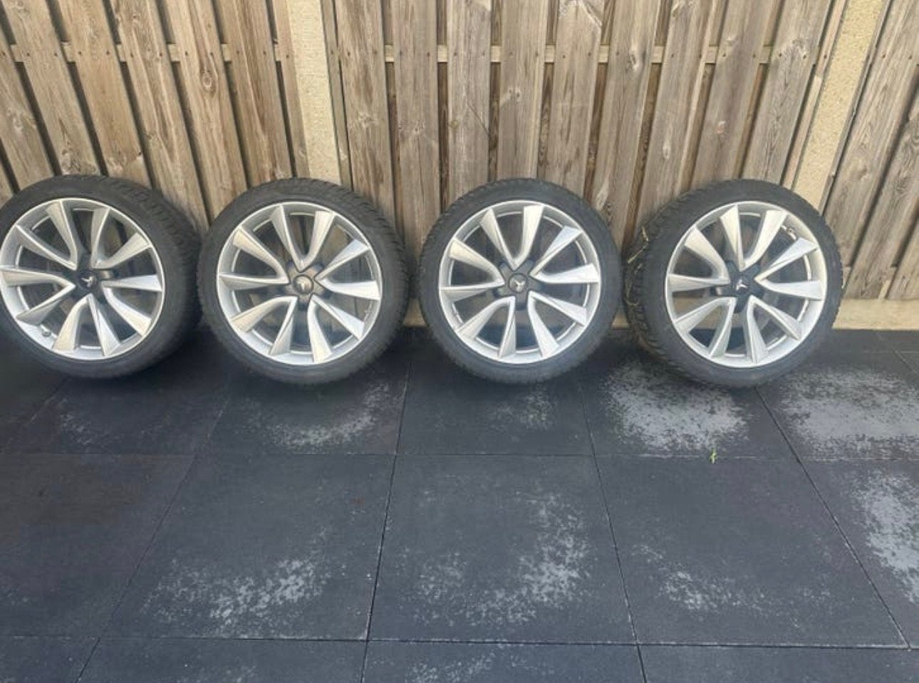 Complete set tesla model 3winterbanden met velgen, Auto-onderdelen, Banden en Velgen, 19 inch, Gebruikt, Banden en Velgen, 235 mm