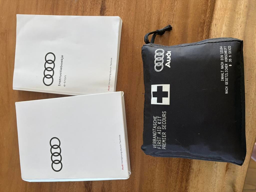 Audi etron instructieboekje verbanddoos, Ophalen of Verzenden