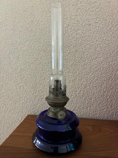 Antiek olielampje met blauwe glazen voet, Ophalen of Verzenden