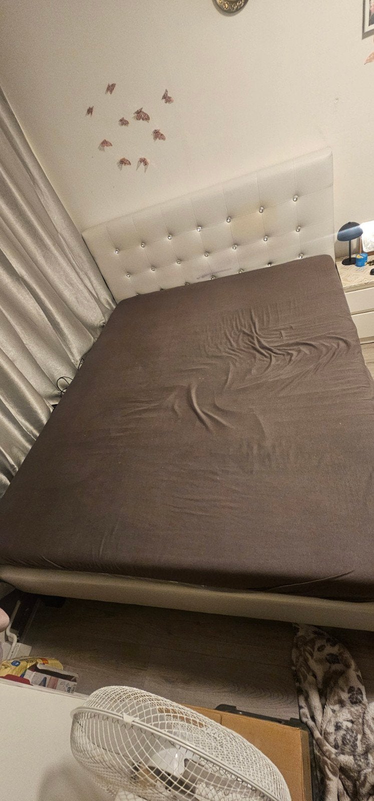 Tweepersoonsbed met gestoffeerd hoofdbord en matras, Huis en Inrichting, Ophalen, Gebruikt, Wit, Tweepersoons