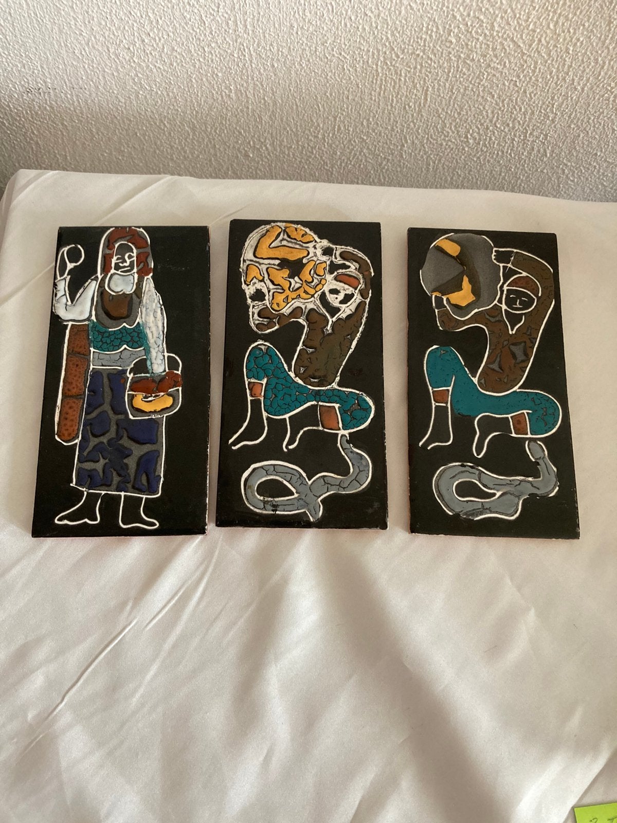 Drie terracotta wandtegels met geglazuurde decoratie, Ophalen of Verzenden