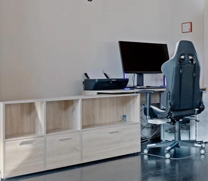 Een gratis computertafel in Emmen, Ophalen, Gebruikt