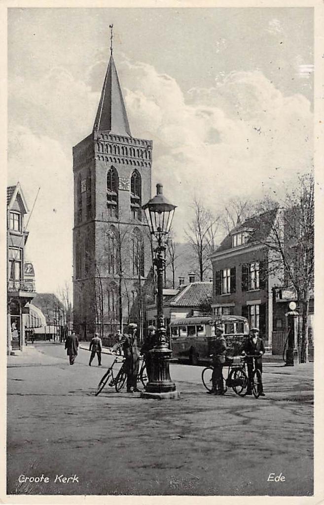Ede - Grote Kerk. Rechts garage met benzinepomp Bus, Ophalen of Verzenden, 1920 tot 1940, Gelopen, Gelderland