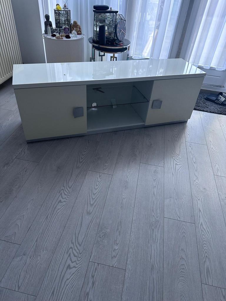 Moderne witte tv-meubel met opbergruimte en glazen plank, Huis en Inrichting, Kasten | Televisiemeubels, Ophalen, Kunststof, 150 tot 200 cm