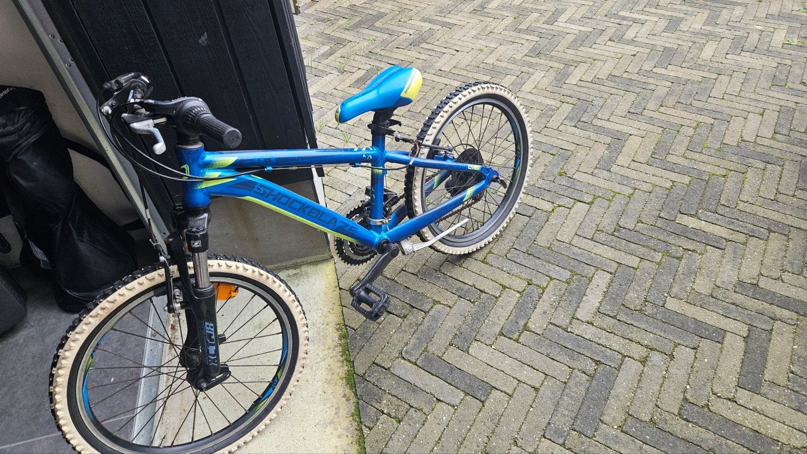 Kinderfiets 20 inch - Blauw met geel zadel, Fietsen en Brommers, Ophalen, Gebruikt, Shockblaze