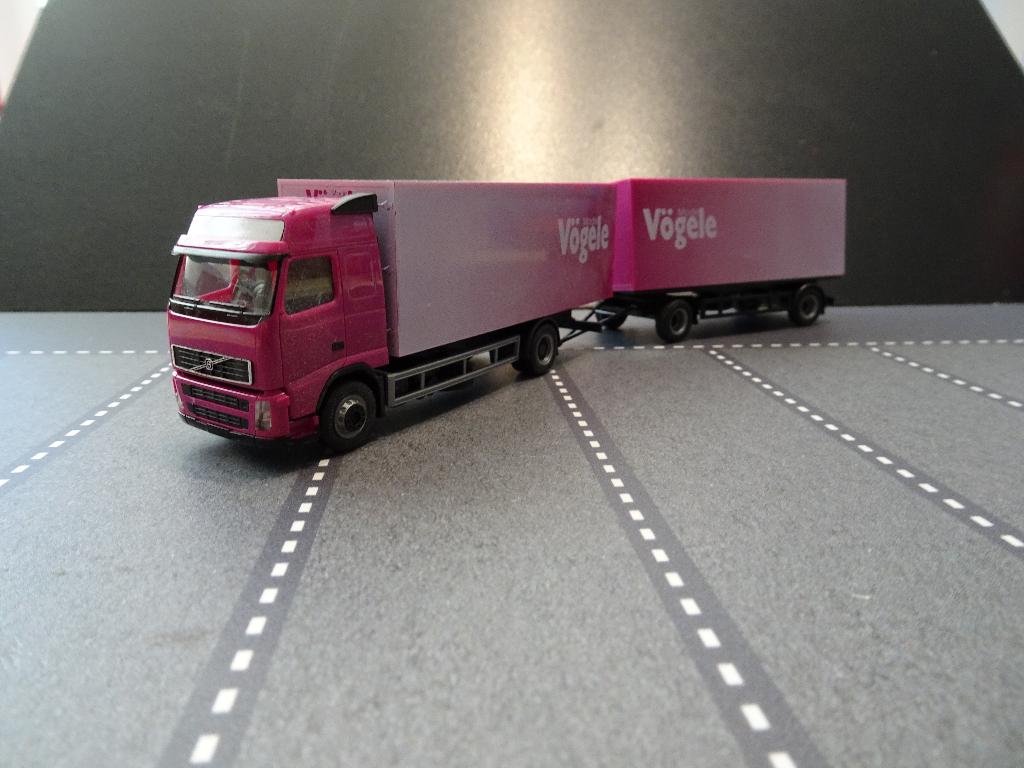 767 herpa volvo fh vogele kleding combi 1:87 truck trein, Ophalen of Verzenden, Zo goed als nieuw, Bus of Vrachtwagen, Herpa