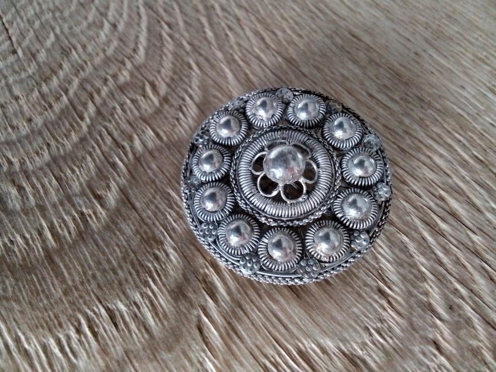 Oude zilveren zeeuwse knoop broche
Geen keurmerk, Minder dan 4 cm, Ophalen of Verzenden, Zo goed als nieuw, Zilver