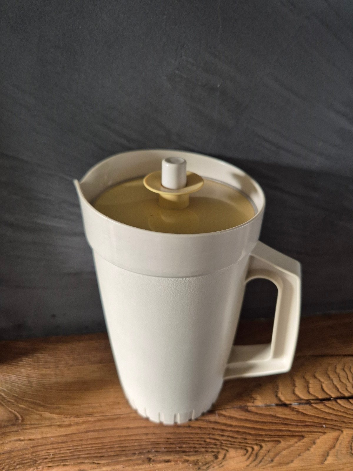 Tupperware waterkan/sapkan crème/lichtgele deksel jaren 70, Ophalen of Verzenden, Zo goed als nieuw, Crème