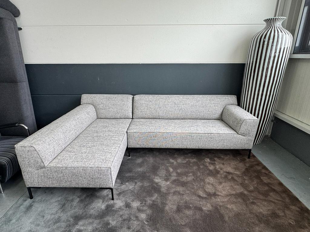 Design on Stock Bloq hoekbank | Stanton brown white, Ophalen, 250 tot 300 cm, Hoekbank, Design on Stock, Eyye, Pode, Leolux, Artifort, Gelderland