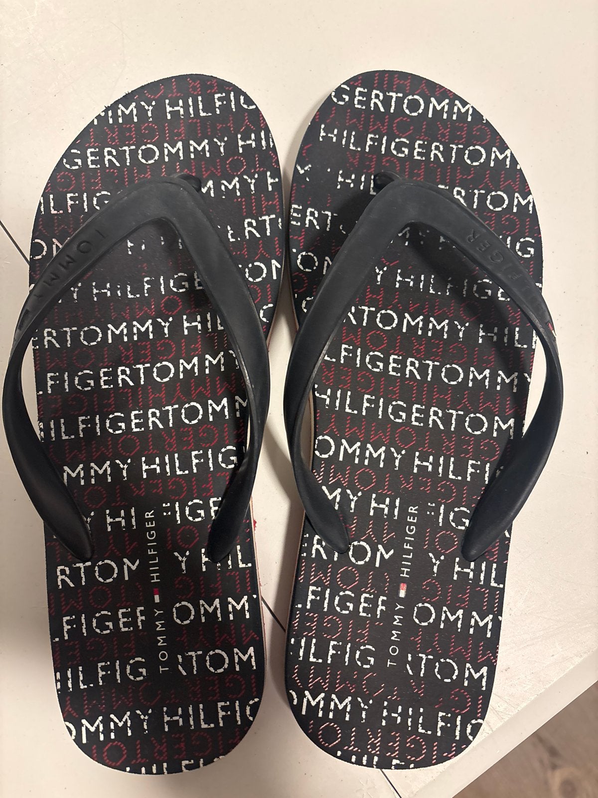 Tommy Hilfiger slippers met logo print maat 44, Kleding | Dames, Ophalen of Verzenden, Gedragen, Zwart, Slippers