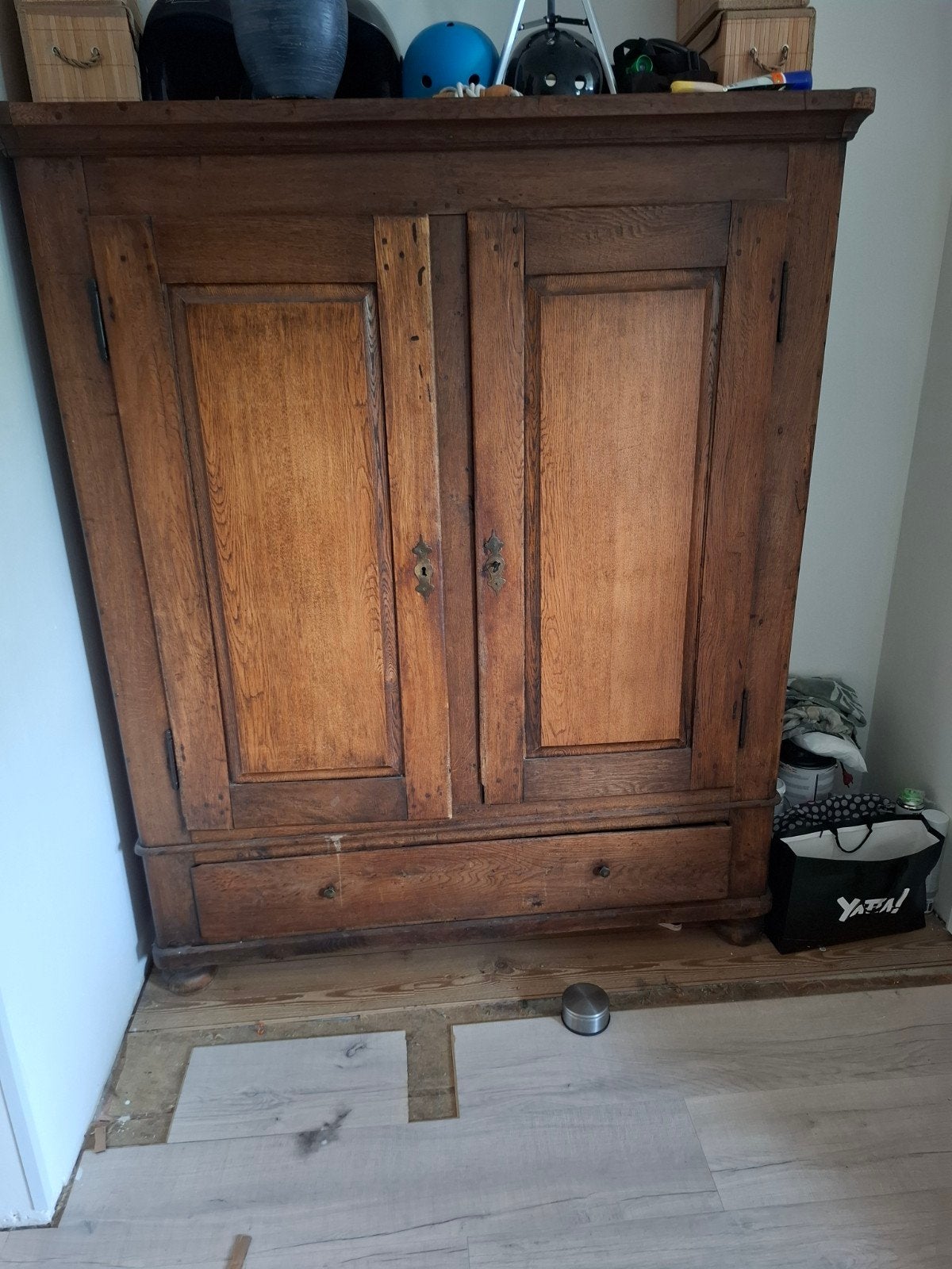 Dekenkast antiek eikenhout, Ophalen