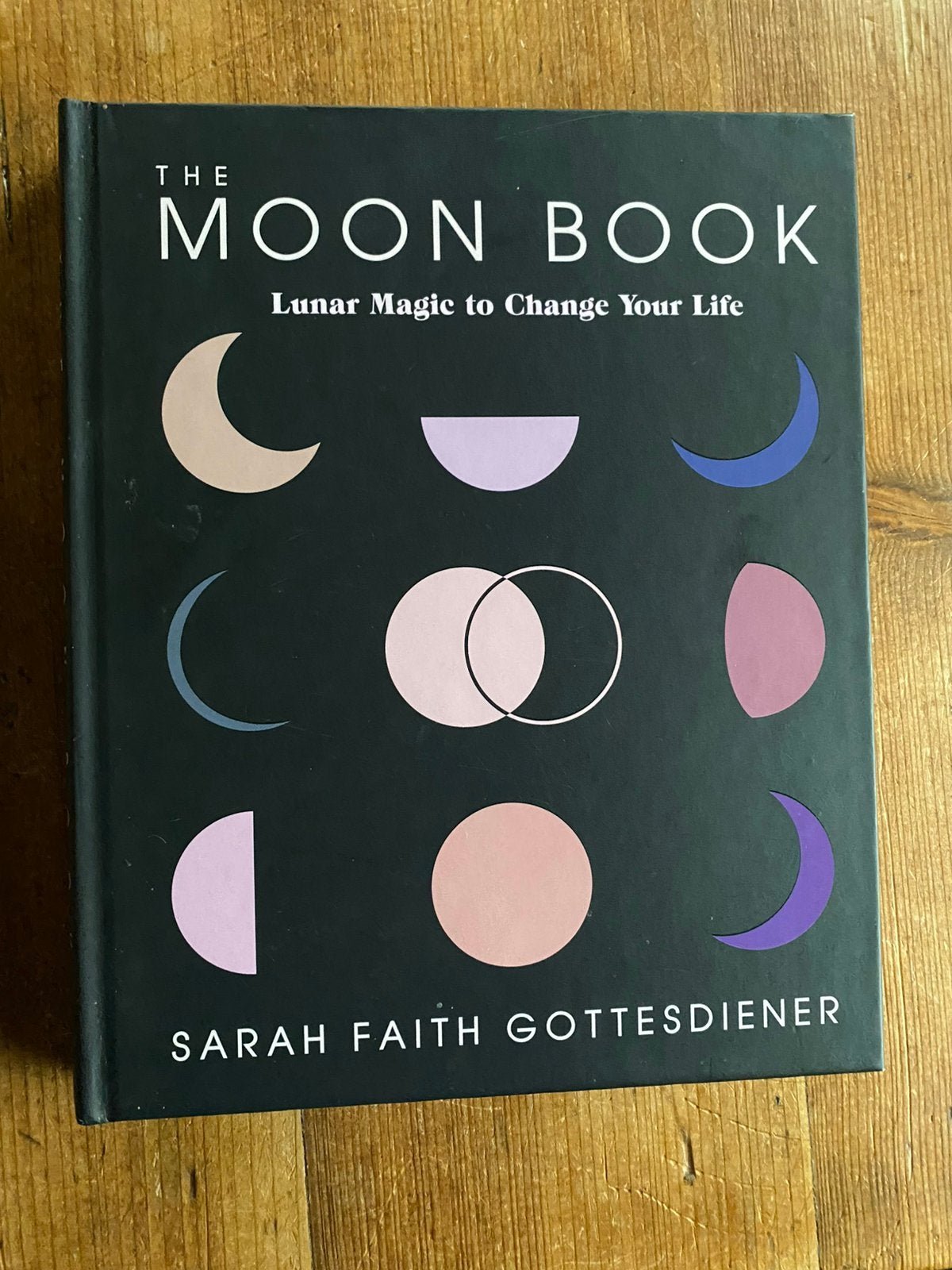 The moon book - Sarah Faith Gottesdiener, Boeken, Ophalen of Verzenden, Zo goed als nieuw, Spiritualiteit algemeen, Achtergrond en Informatie