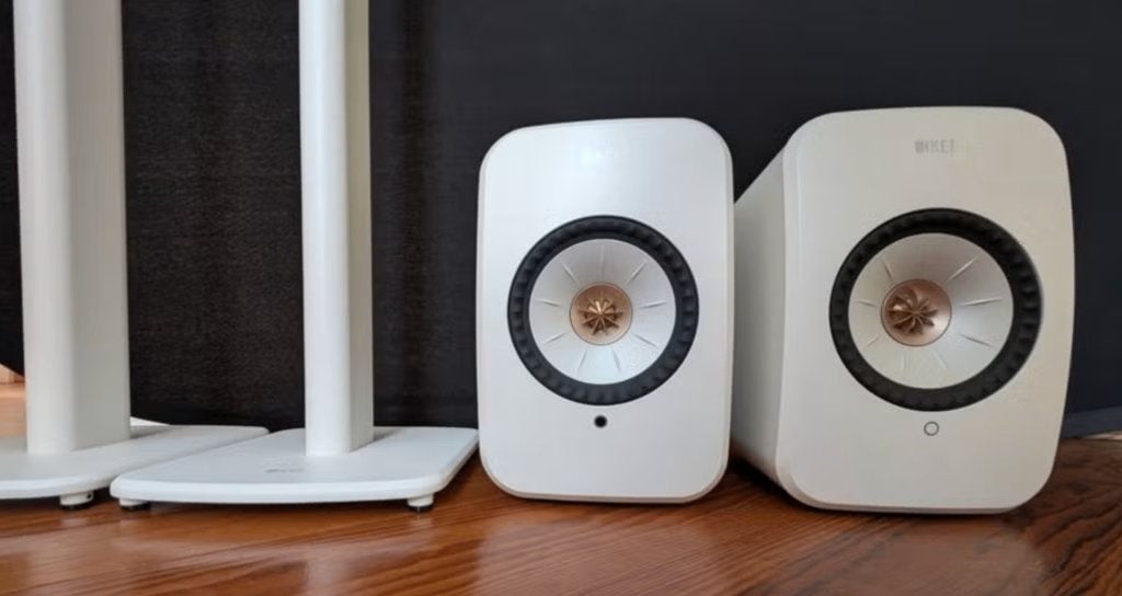 KEF LSX II met S1 standaarden, Mineral White