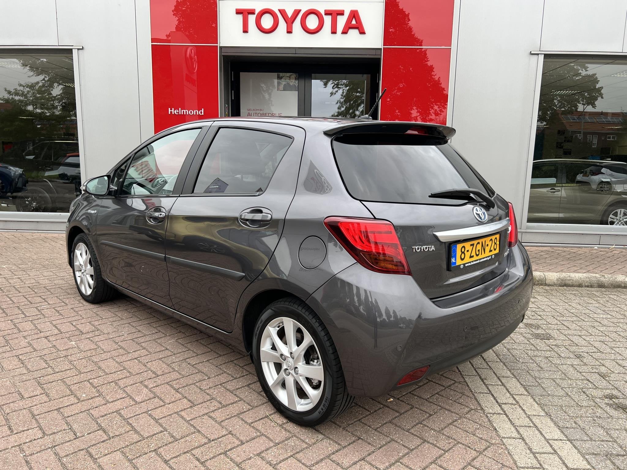 Toyota Yaris 1.5 Hybrid Dynamic + Panoramadak NL auto!, Dealer onderhouden, Gebruikt, Euro 6, 4 cilinders