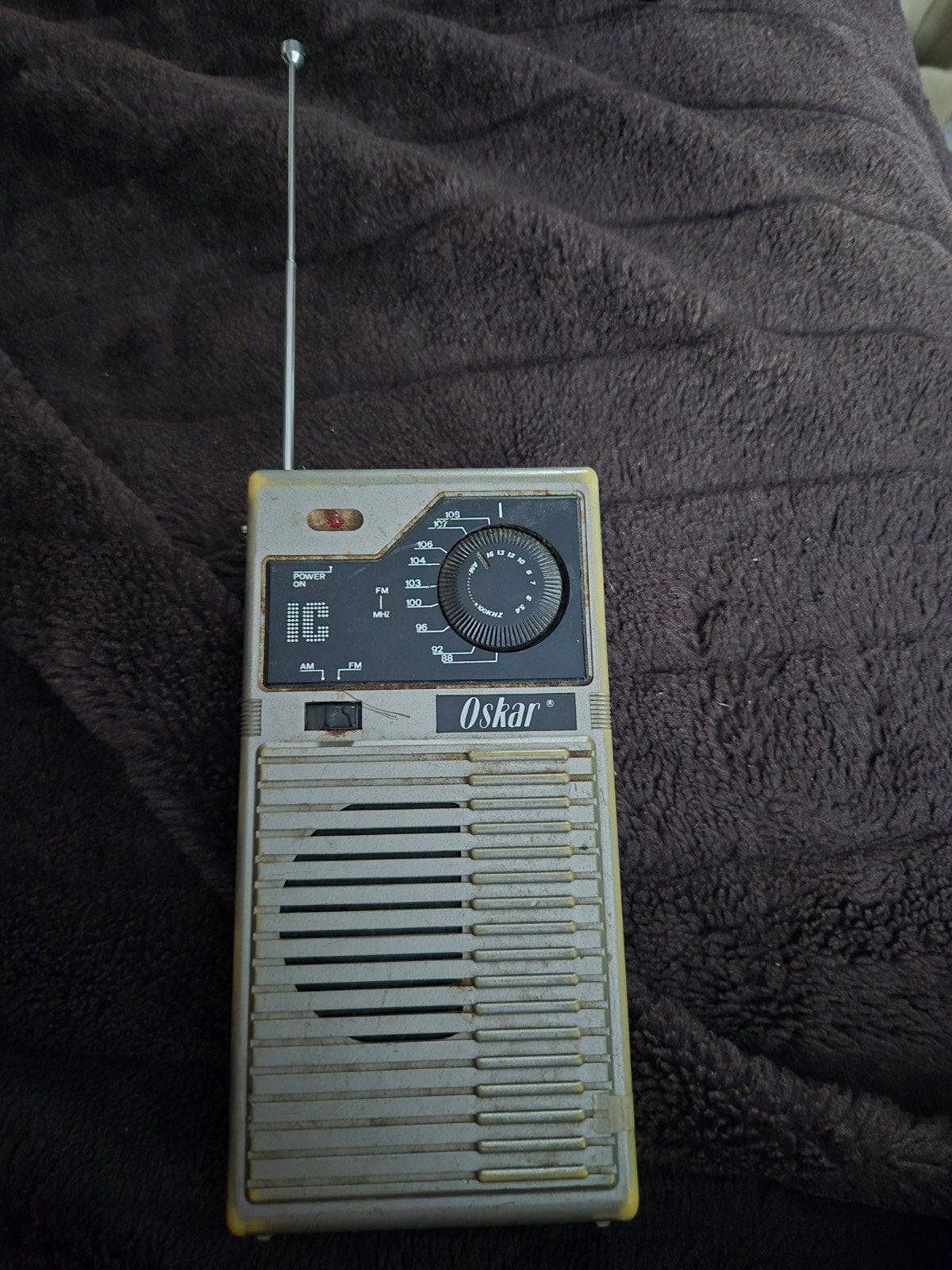 Vintage Oskar draagbare AM/FM radio - Made in Hong Kong, Audio, Tv en Foto, Ophalen of Verzenden, Gebruikt, Radio