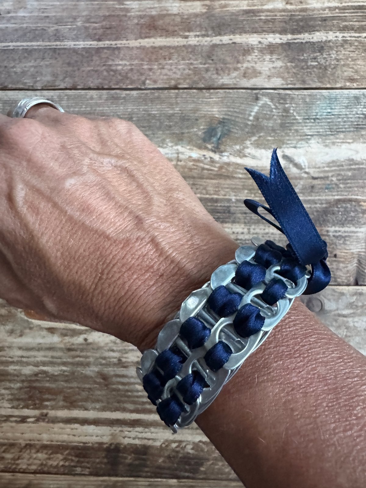 Handgemaakte armbanden van bliklipjes en lint- ca 80 stuks, Ophalen of Verzenden, Nieuw, Overige kleuren, Overige materialen