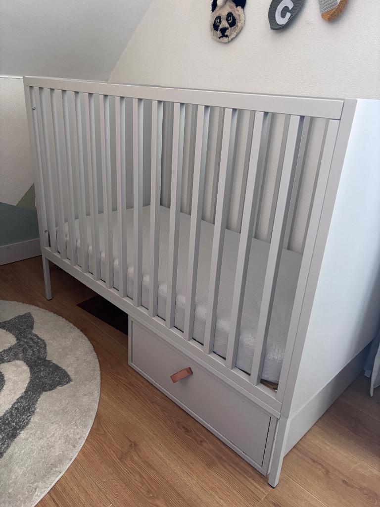 Babybed + commode van kidsmill, Ophalen, Zo goed als nieuw, Jongetje of Meisje