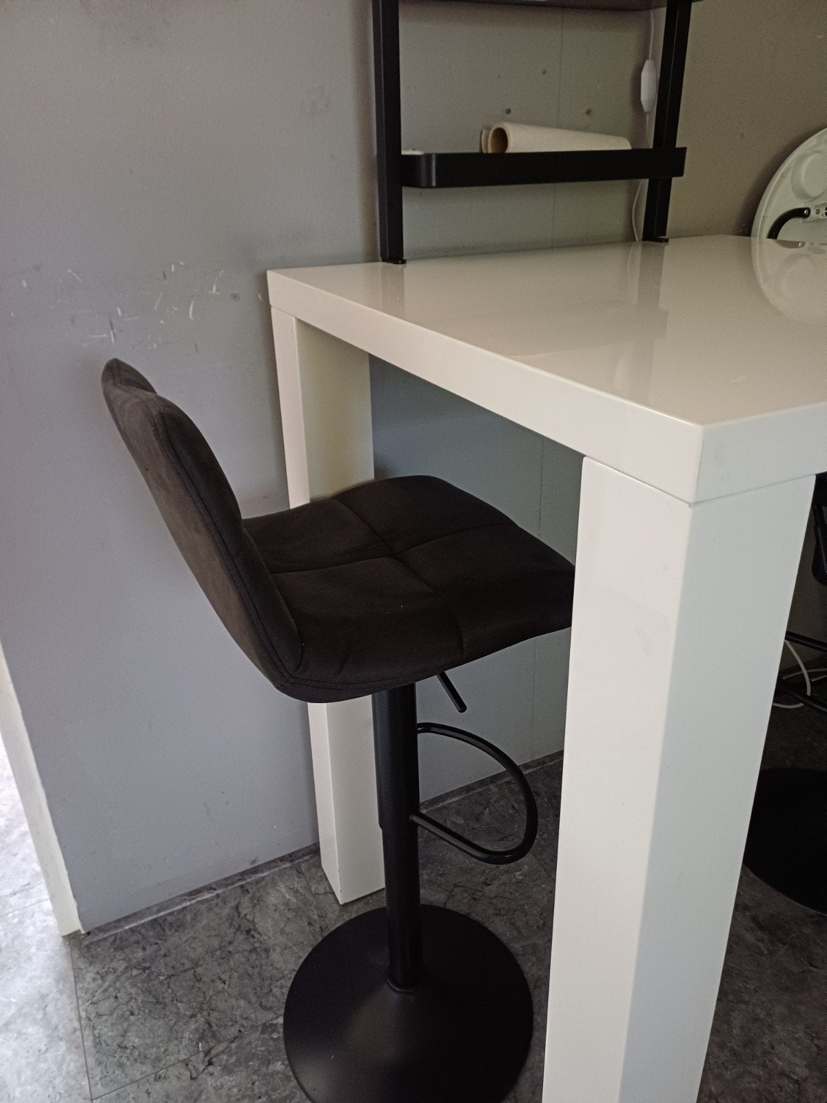 Hoogglans witte bartafel met 2 barstoelen, Ophalen, Gebruikt