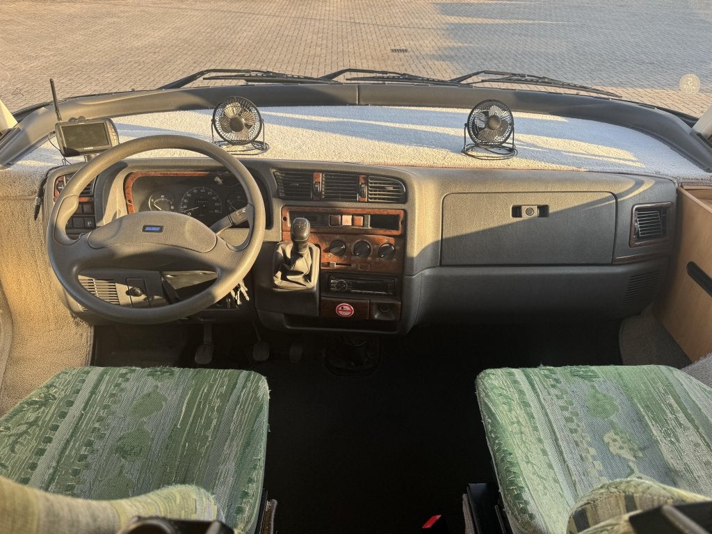 Foto 8 van Hymer B544 Kleine compacte intergaal camper voor 5 personen