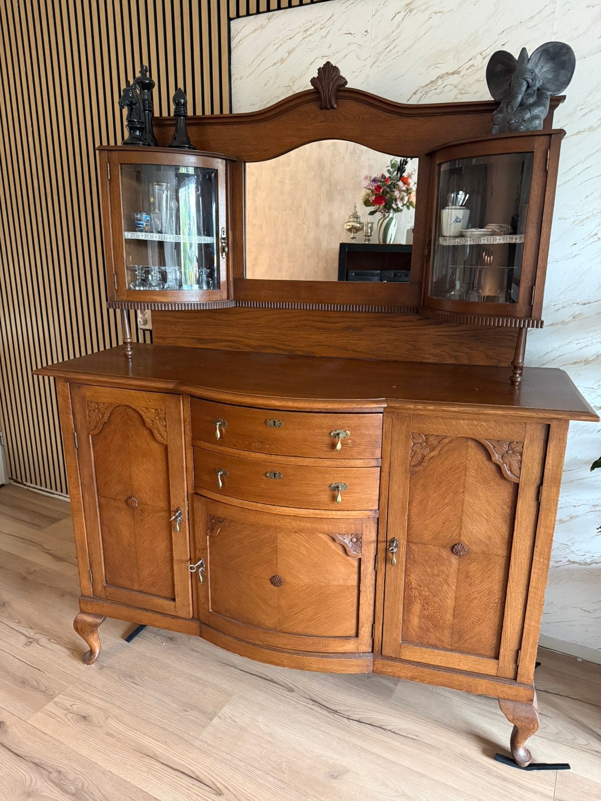 Mooie antiek dressoir / kast., Ophalen