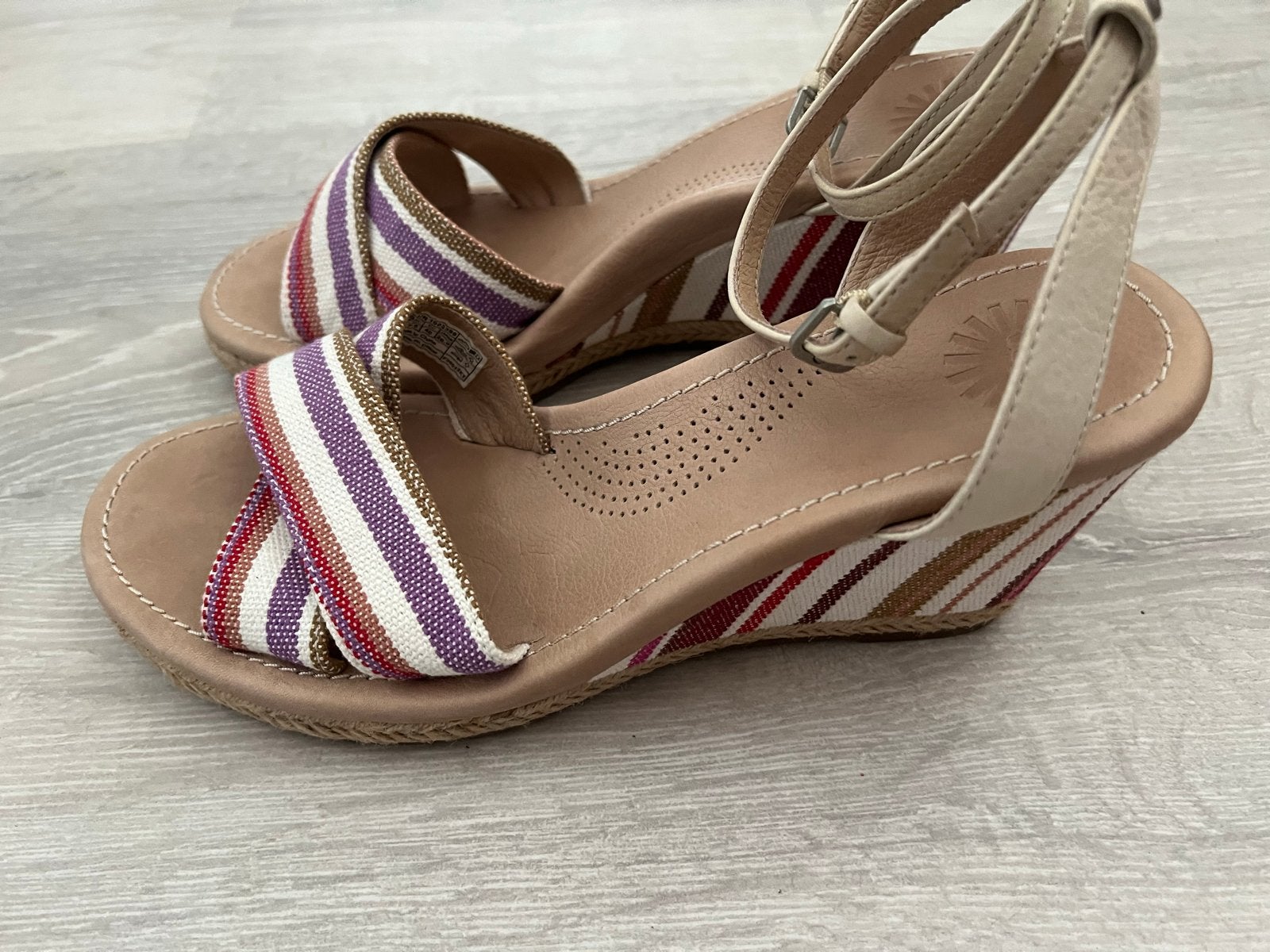 Nieuw Ugg sandalen met sleehak, maat 40, Beige, Nieuw, Sandalen of Muiltjes, Ophalen of Verzenden
