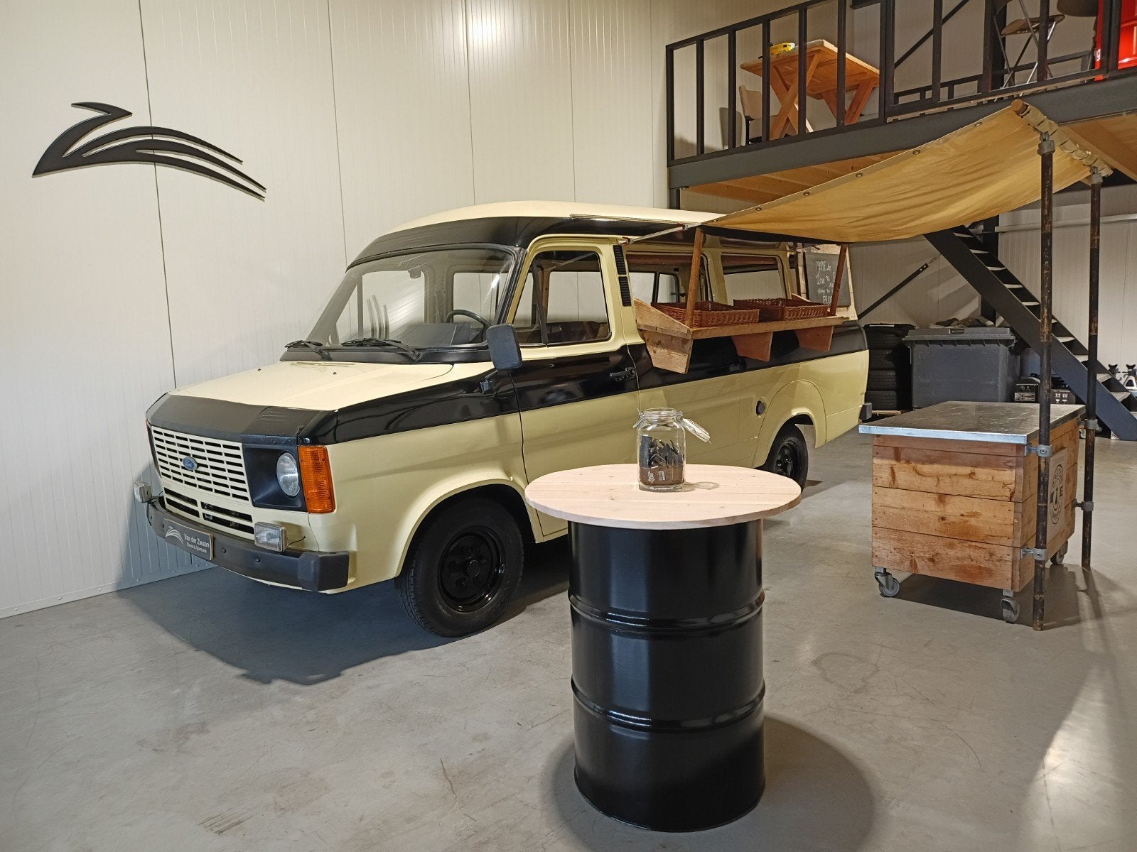 Ford Transit Foodtruck Benzine belastingvrij APK 2028!, Auto's, Overige carrosserieën, 4 stoelen, Geel, 1954 cc