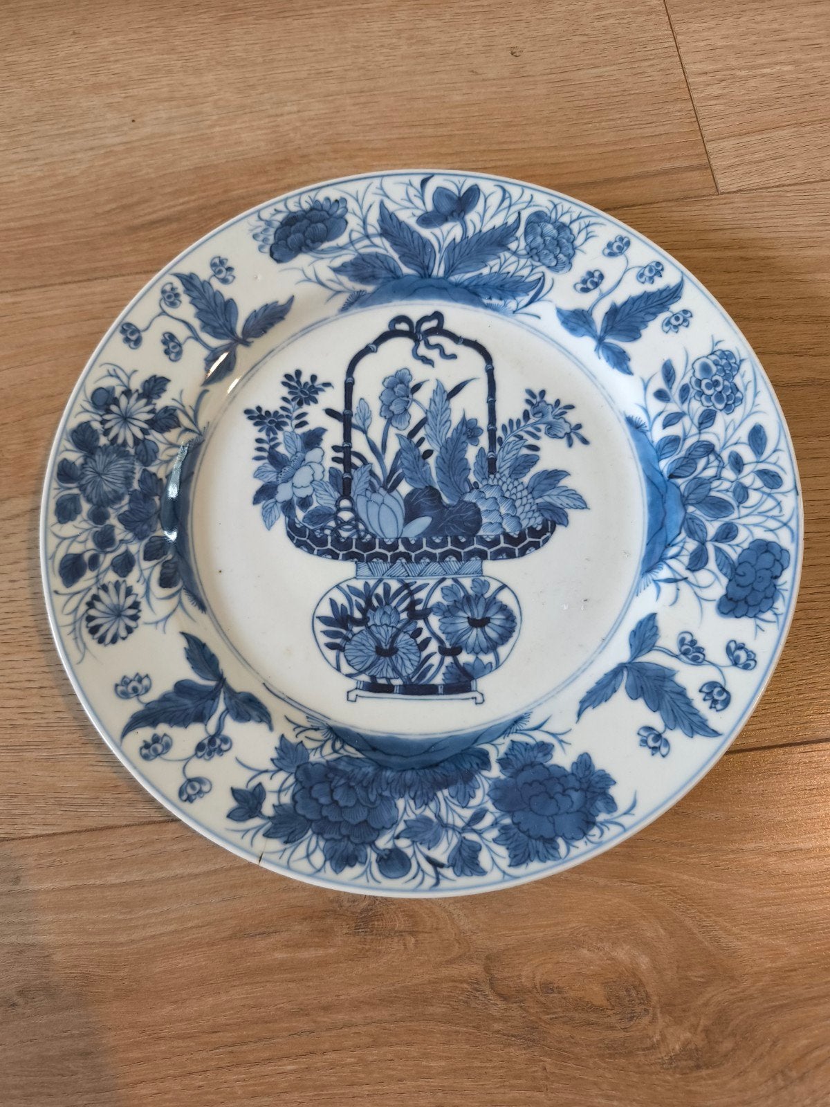 Kangxi Chinees porseleinen bord met bloemenmand, 28,5 cm, Antiek en Kunst, Ophalen of Verzenden