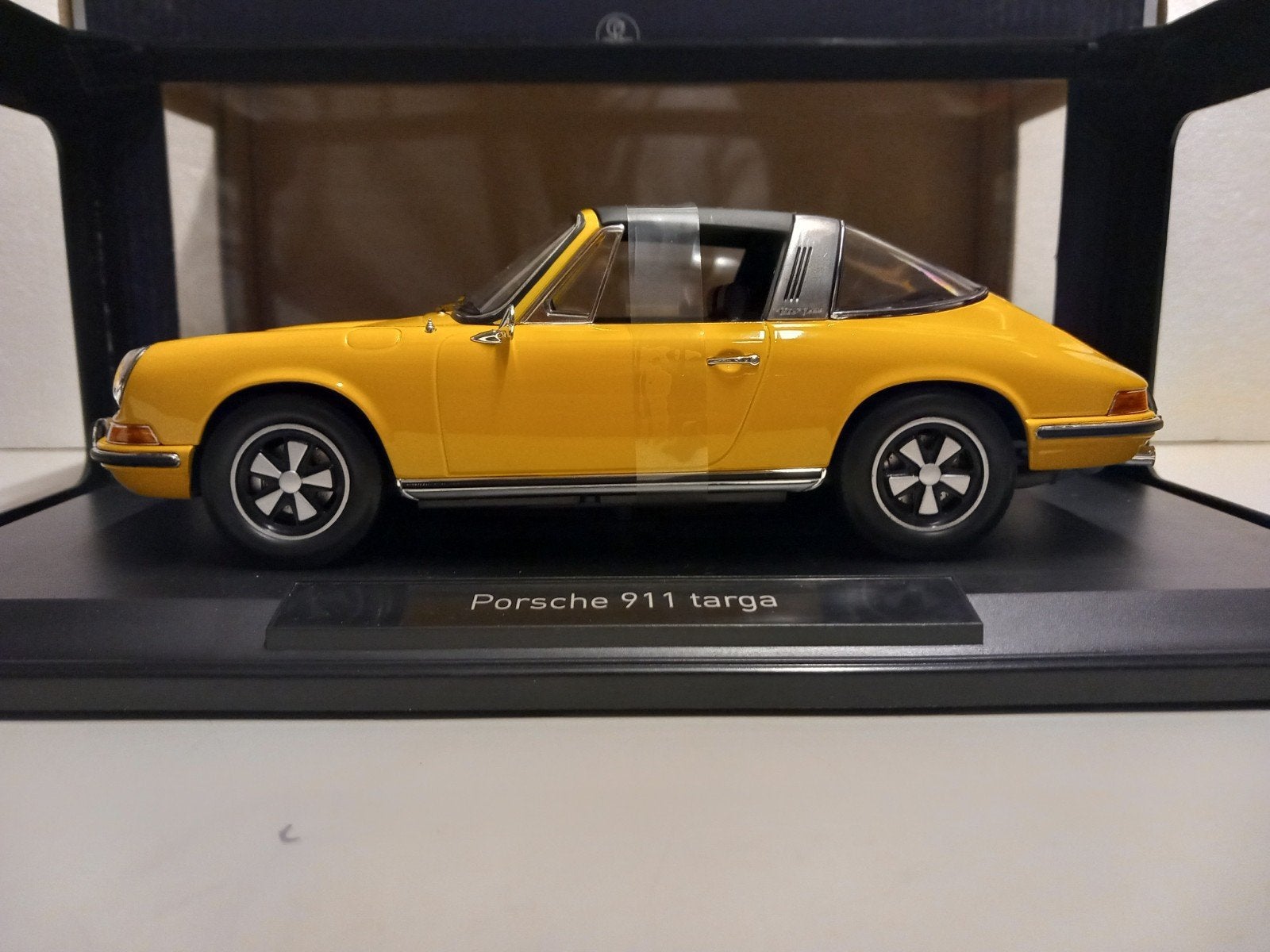 Porsche 911 E Targa donkergeel 1969 NOREV 1:18 KRD, Hobby en Vrije tijd, Modelauto's | 1:18, Ophalen of Verzenden, Zo goed als nieuw
