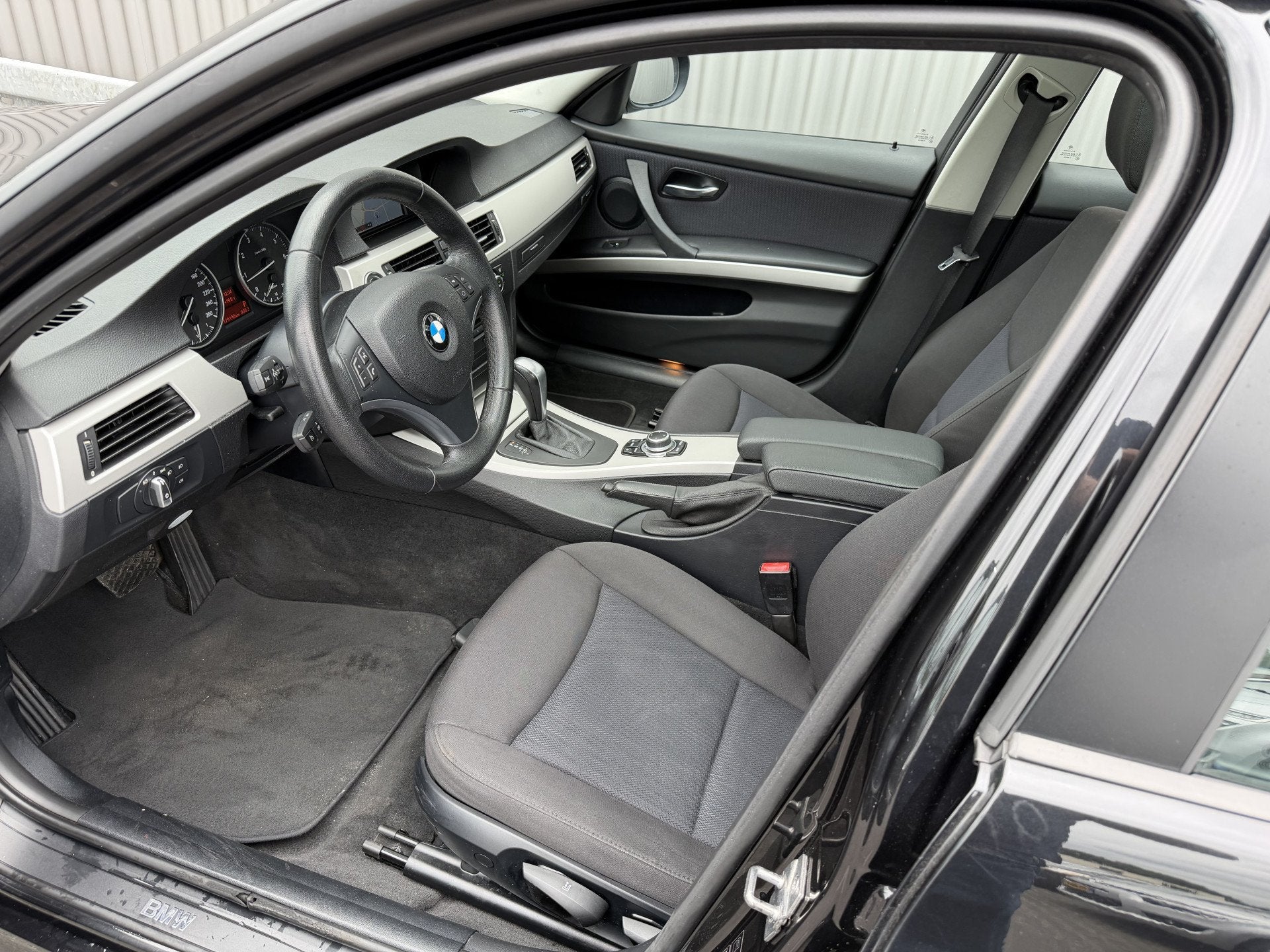BMW 3 Serie Touring 318i High Executive Navi, LM AUTOMAAT --, Auto's, Automaat, Euro 5, 1435 kg, Zwart