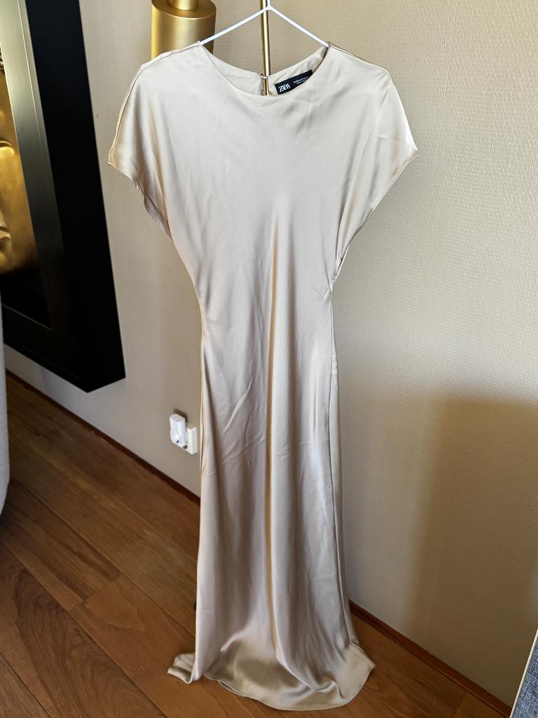 Satijn achtige gouden jurk Zara, Kleding | Dames, Jurken, Zara, Ophalen of Verzenden, Zo goed als nieuw, Maat 34 (XS) of kleiner