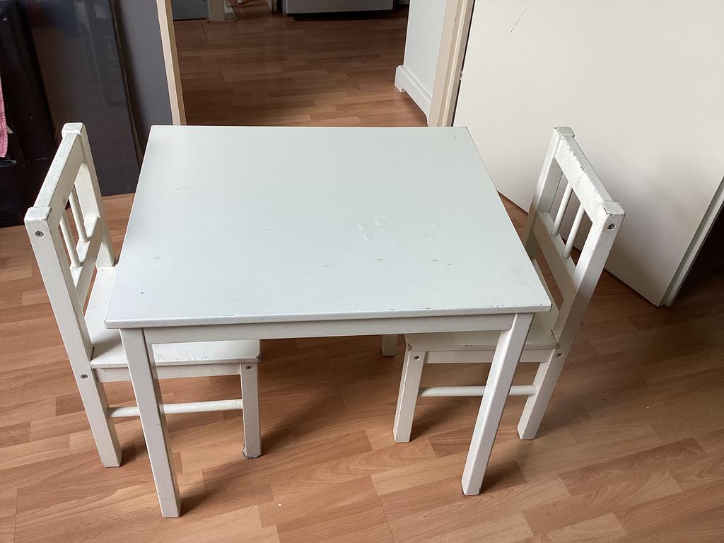 Te koop witte kinder speeltafel met 2 stoeltjes., Kinderen en Baby's, Kinderkamer | Tafels en Stoelen, Ophalen of Verzenden, Gebruikt