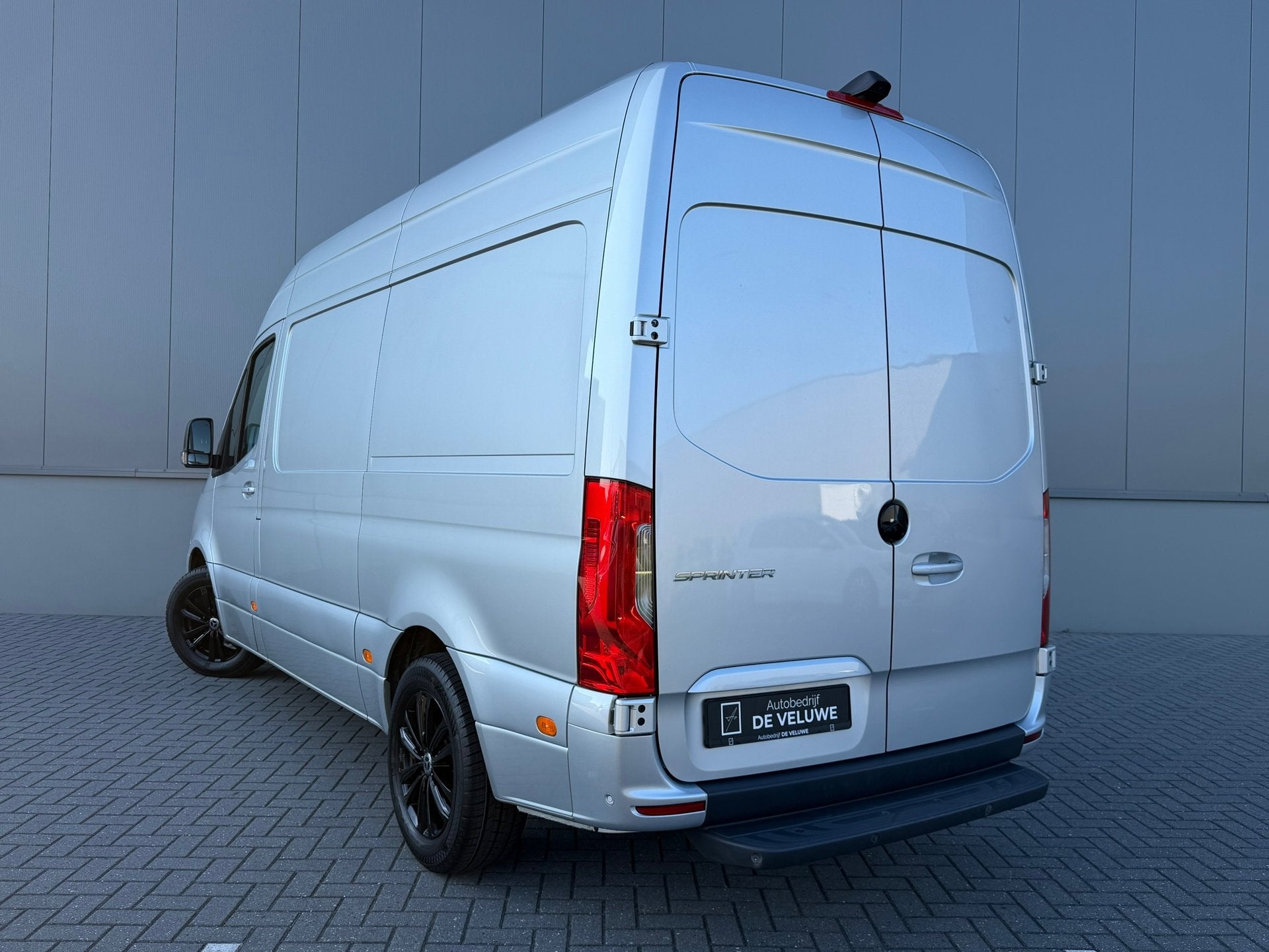 Mercedes-Benz Sprinter 317 CDI 170PK L2H2 |LED|ACC|LANE|CAM|, Auto's, Automaat, Dealer onderhouden, Gebruikt, Zwart