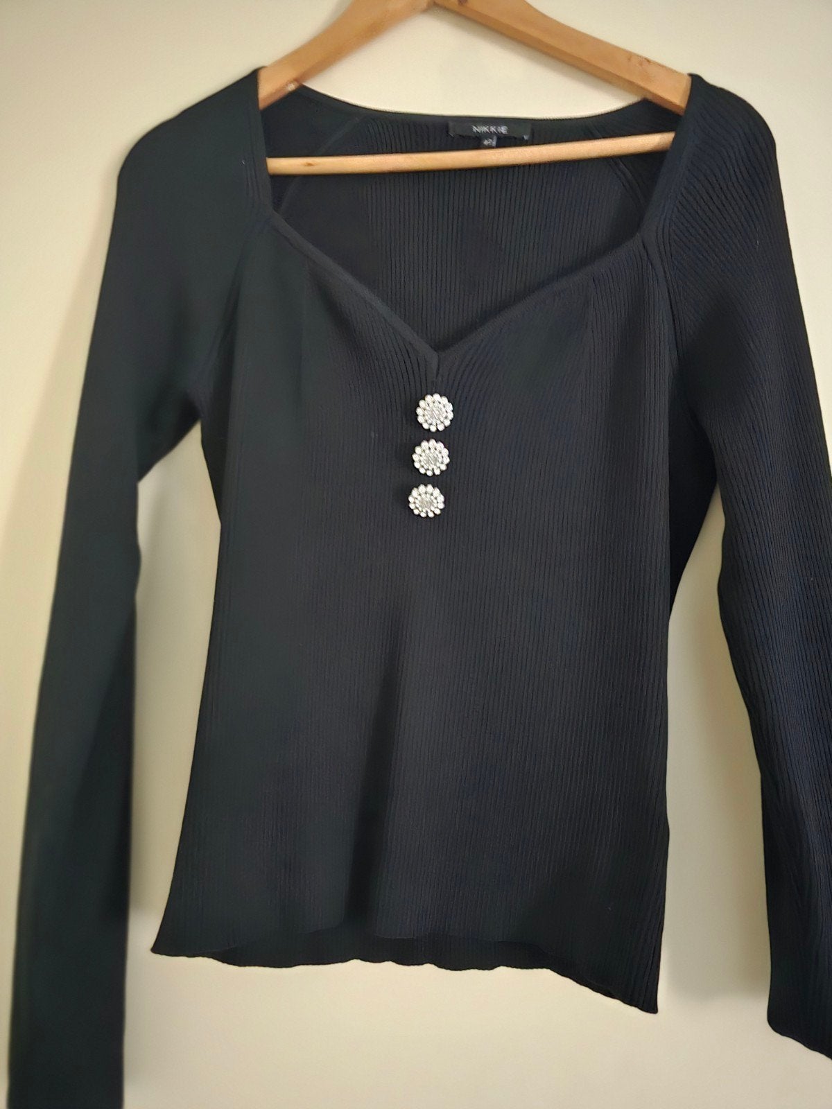 Nikkie zwarte ribgebreide top met sierknopen, Zwart, Ophalen of Verzenden, Zo goed als nieuw, Nikkie