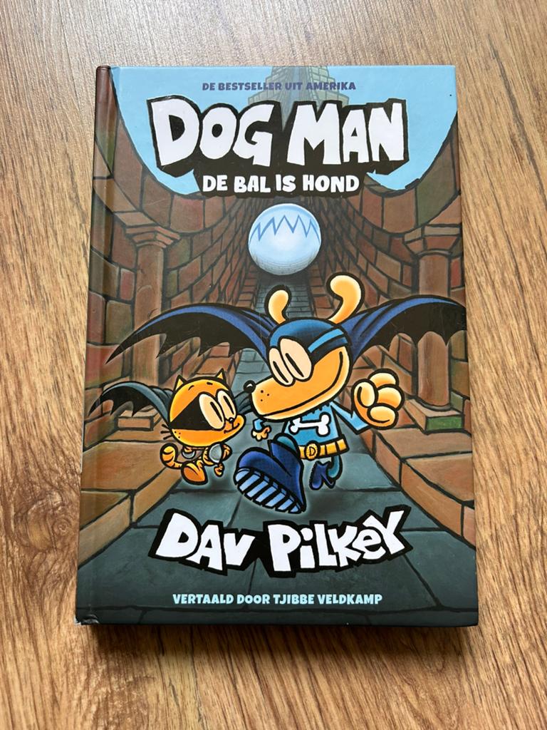 Dog man de bal is hond, Boeken, Ophalen of Verzenden, Zo goed als nieuw, Cartoons