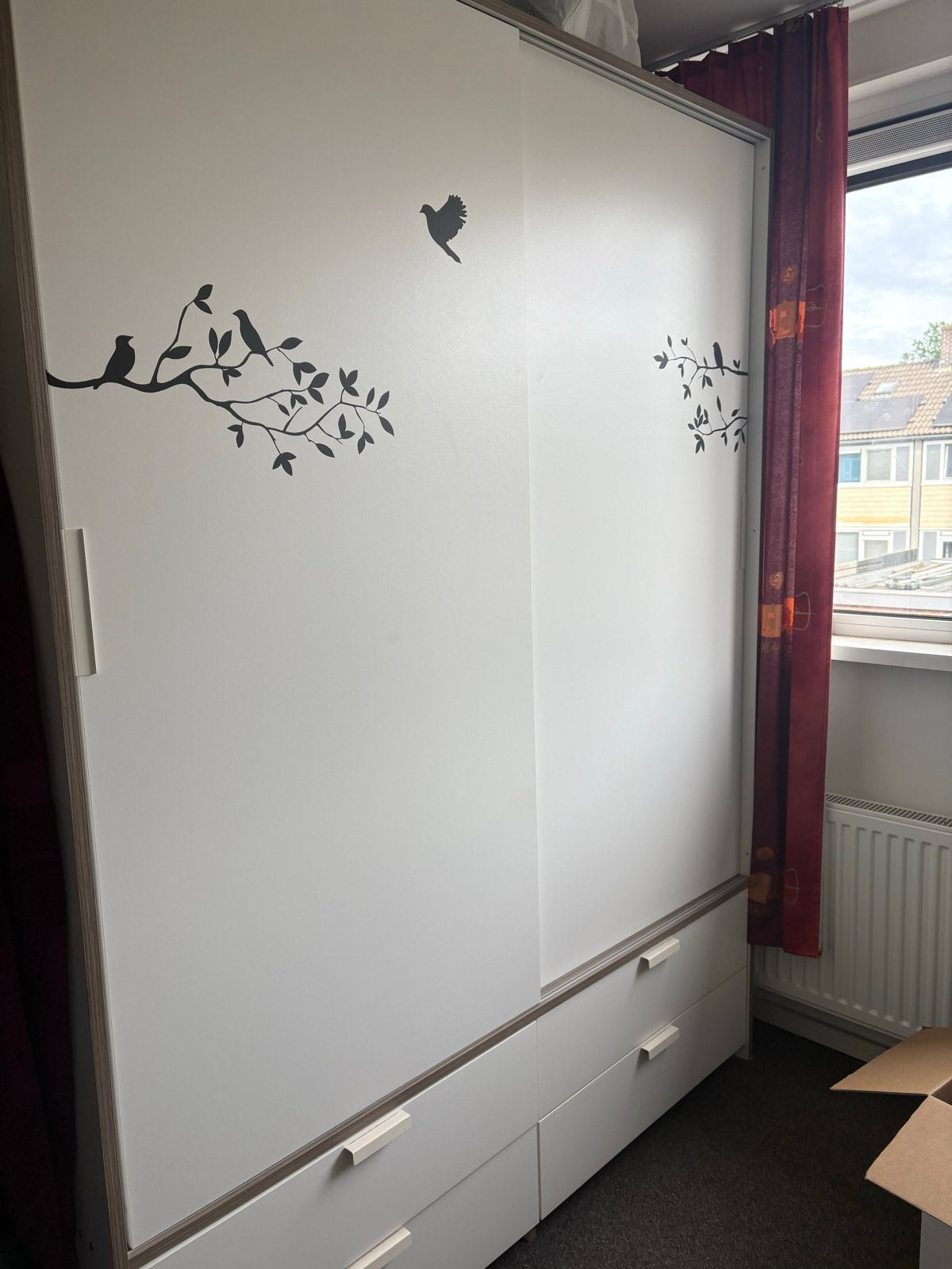 Witte kledingkast met schuifdeuren en vogeldecoratie, Ophalen, Gebruikt, 100 tot 150 cm, 200 cm of meer