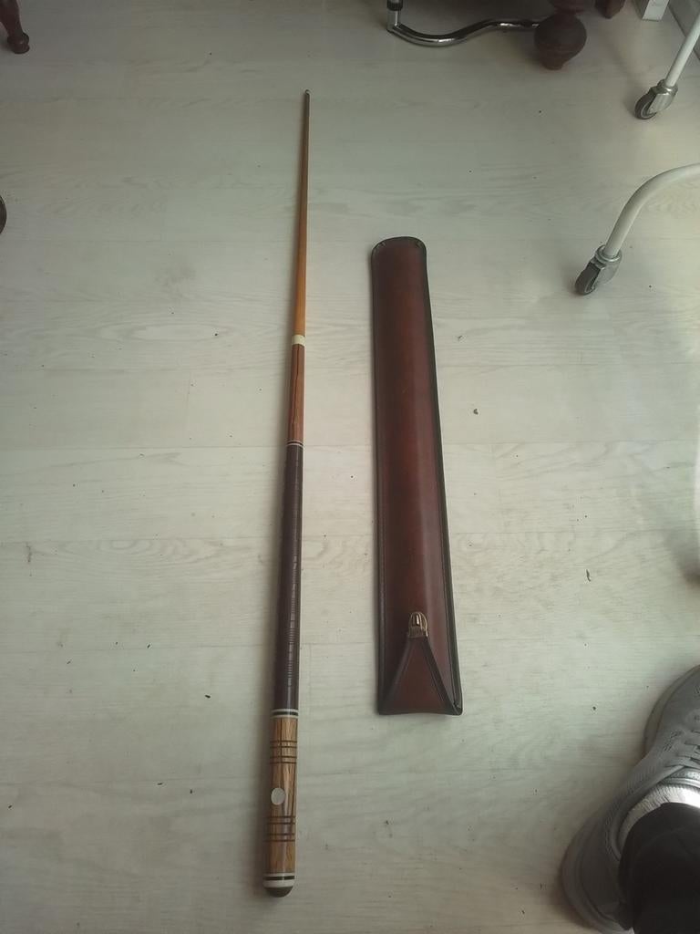 Prachtige keu in leren foedraal - 140 cm lang, Ophalen of Verzenden